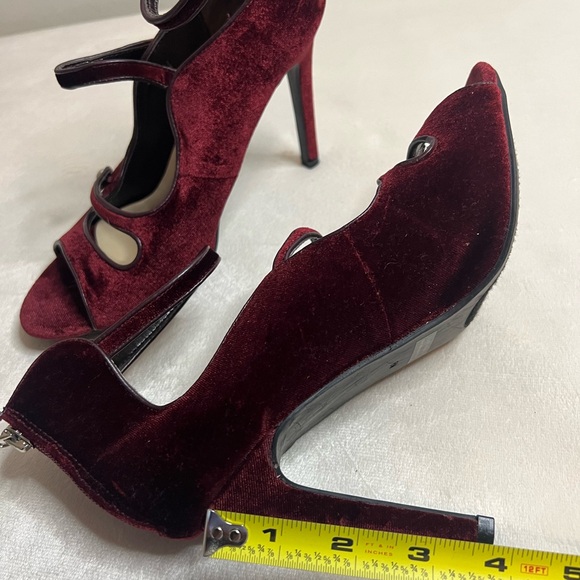Guess Deep Red Velvet Strappy Stilletos Size 8M - Picture 11 of 15